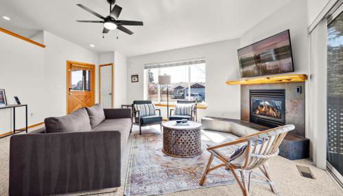 Modern Lodge with a Jacuzzi Tub - Photo 3
