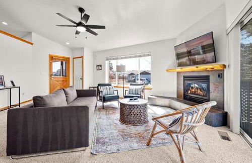 Modern Lodge with a Jacuzzi Tub - Photo 3