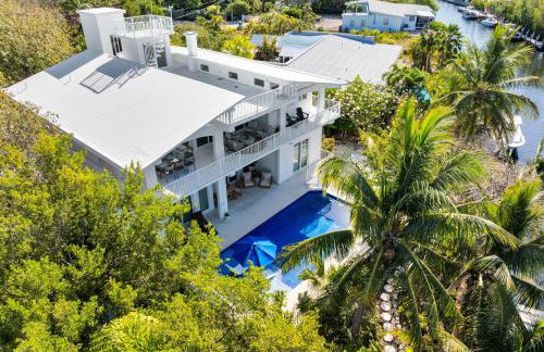 NEW LISTING! Reel Joy Waterfront Luxe with Pool and Private Dock home - Foto 49