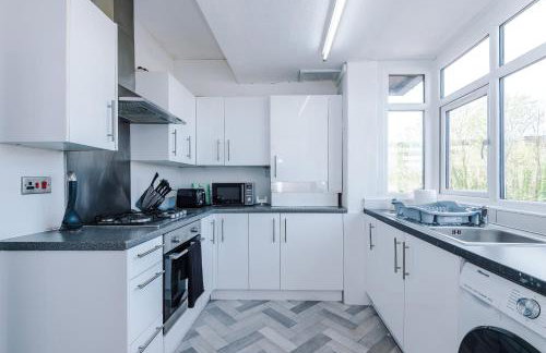 Luxury 3-Bedroom Apartment with 75-Inch TV, Fireplace & Terrace near Manchester Airport - Photo 3