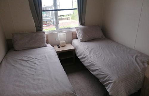 3-Bed Lodge with SeaView-Fireplace-Garden-FreeP - Photo 14