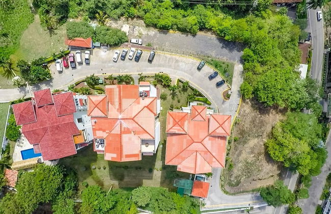 Fifth-Floor Condo with Breathtaking Ocean Views, Stylish Interior & Prime Location Near Flamingo Beach - Foto 39