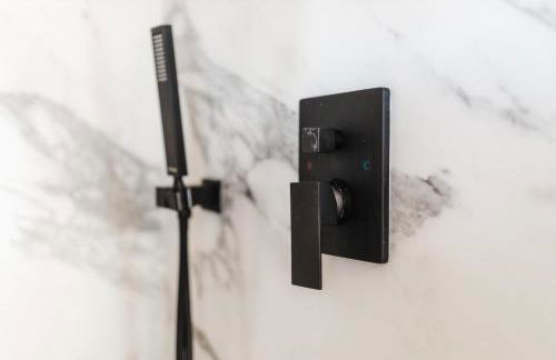 Longhorn Home with King Bed & Rain Showers Walk to DT Activities, Lake & Eateries - Foto 32