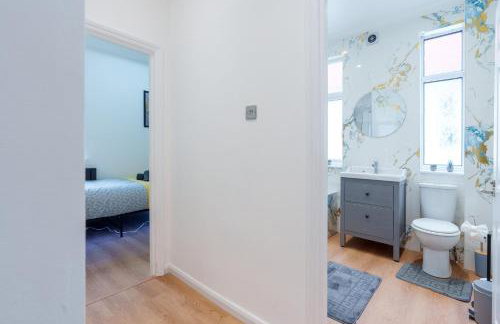 Stylish 3 Bedroom Sea View Apartment -Free Parking- Sleeps 9 - Photo 32