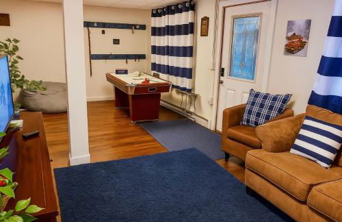 WOW!! Ultimate Pocono Retreat Hot Tub, Game Room, Fire Pit, Near Lakes & Hiking! - Foto 35