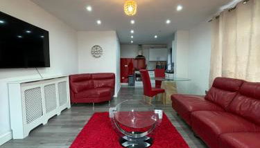 2BR Bungalow with Parking - Sunbeam Haven - Foto 1