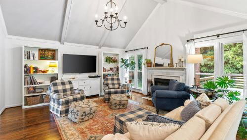 Updated and Spacious Home with Huge Yard Office and Decks - Foto 4