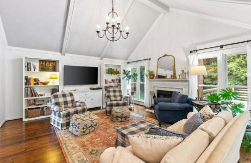 Updated and Spacious Home with Huge Yard Office and Decks - Foto 4