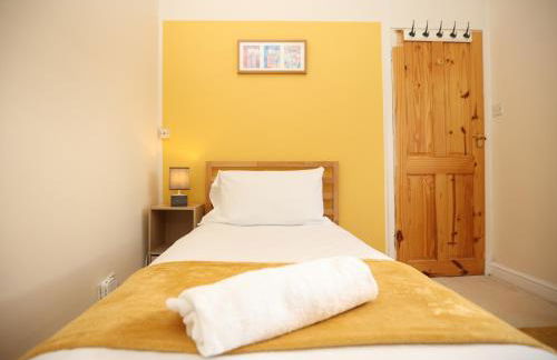 Mount Rd By N And N Stays Contractor Friendly 4 Bed House With Large Driveway, Bath - Photo 19