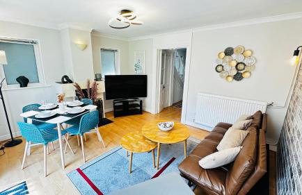 Inviting 2 Bed Guest House steps away from Ascot Racecourse 3 mins drive, 5 mins to Legoland, 12 mins to Windsor Castle Perfect for families & racegoers alike - Foto 2