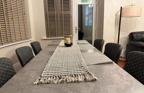 Large Luxury 4 bedroom home with parking - Foto 11