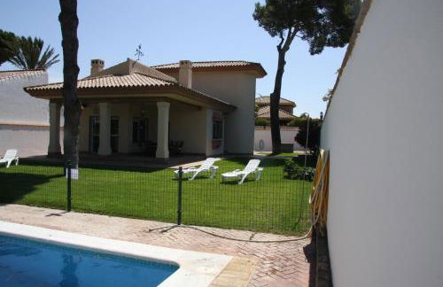 Moderno y amplio chalet, con piscina privada - Foto 13