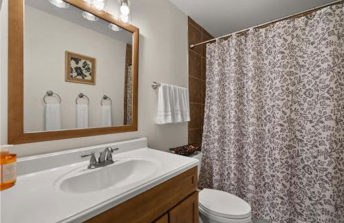 5 BedRooms Family retreat with GameRoom Near DC & Qunatico - Photo 35