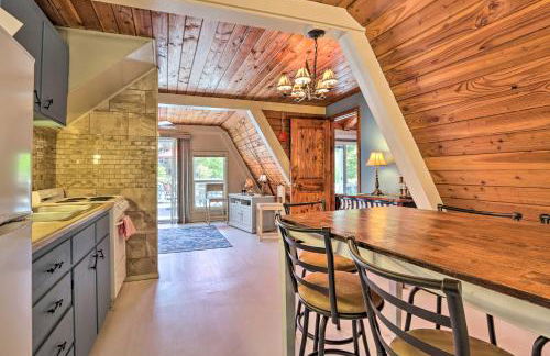 Lakefront Rocky Mount Cabin with Dock and Kayaks! - Foto 8