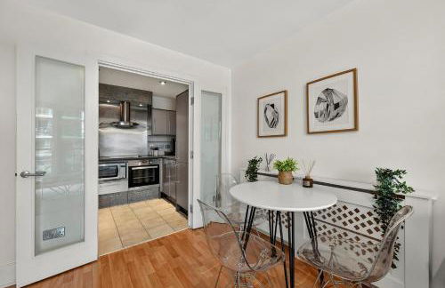 Riverside Apartments with Balcony, 1 Min Walk to Vauxhall Station - Foto 22