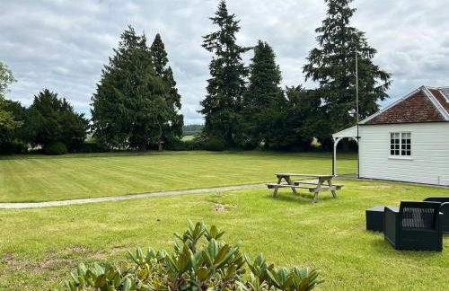 Couples Unique Stay in Bowling Club newly upgraded - Photo 15