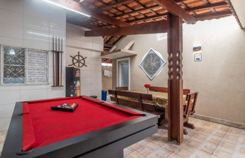 Casa Lindíssima e Espaçosa com 2 Piscinas - Adulto e Infantil, Perto da Praia, Opção da Piscina Adulto Aquecida Cobrado à Parte, 4 Quartos Frente as Piscinas, Área Gourmet Completa com Churrasqueira, Forno e Fogão a Lenha, Mesa de Bilhar, Lareira na Sala - Photo 2