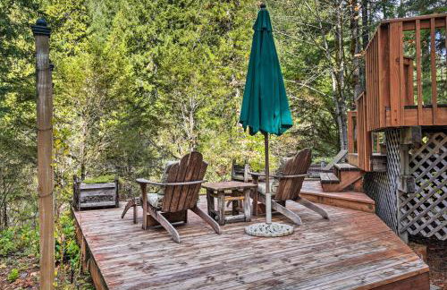 Enchanting Escape with Hot Tub, Decks and Views! - Foto 26