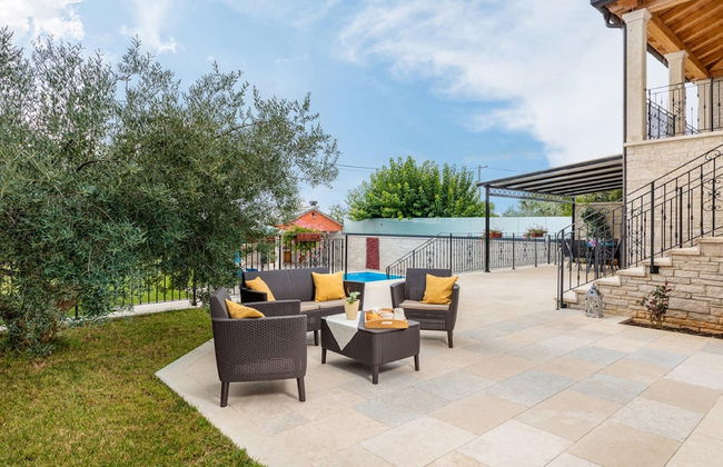 Stylish Villa With Swimming Pool and Garden - Photo 16