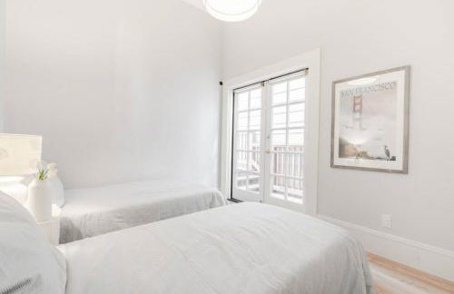 Charming Victorian Oasis with an Elegant and Spacious Haven - Foto 19