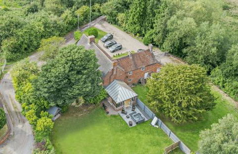 6 Bedroom Country Cottage with Hot Tub - Photo 1