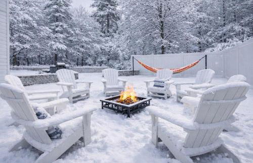 Luxury Villa with Hot Tub, Two Fire Pits, King Bed Suite, Game Room & Fenced Yard - Foto 48