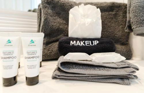 Modern Two Bedroom Suite with 2 King Beds Pool and Steps from the Beach - Foto 27