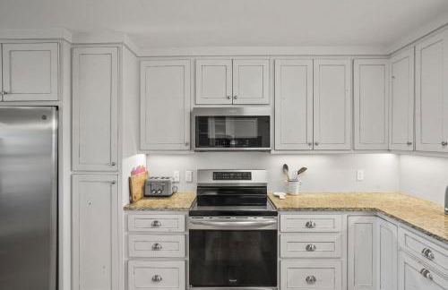 Southern Mermaid Cottage- Pet Friendly Fenced - Photo 14