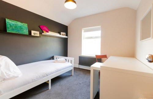 Charming Getaway - 3BR Home in the Heart of Chester - Photo 35