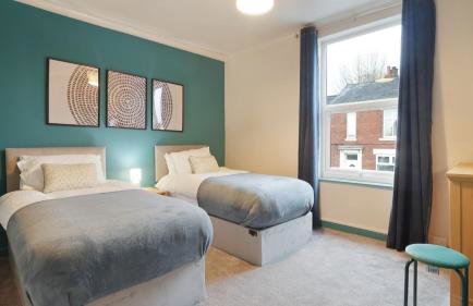 Treeton - Brand New 3 Bed House, FREE Parking & Great for Groups - Hosted by Stay Host Save - Photo 11