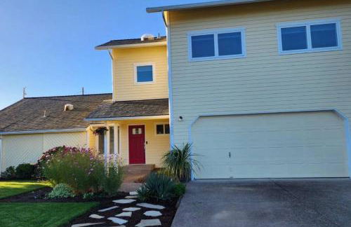 Modern Furnished Retreat - Photo 3