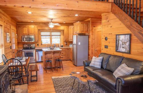 West Jefferson Cabin- Hot Tub, Fireplace, Sleeps 7 - Foto 16