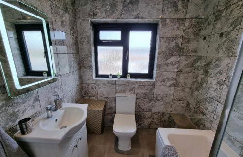 Crown Meadow - 4 Bedroom House - Heathrow - ExcellentStays - Photo 11