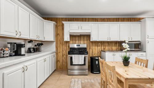 Luxury 6BR Retreat Fast WIFI, Dedicated Workspaces - Foto 5, stove, pet friendly, toaster, minibar