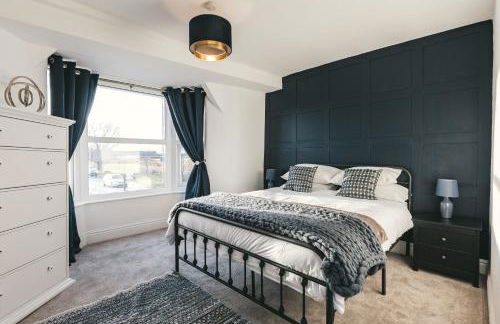 Large 7 Bedroom House for Families and Work Crews Hot Tub Parking Wi-Fi sleeps 17 - Foto 31