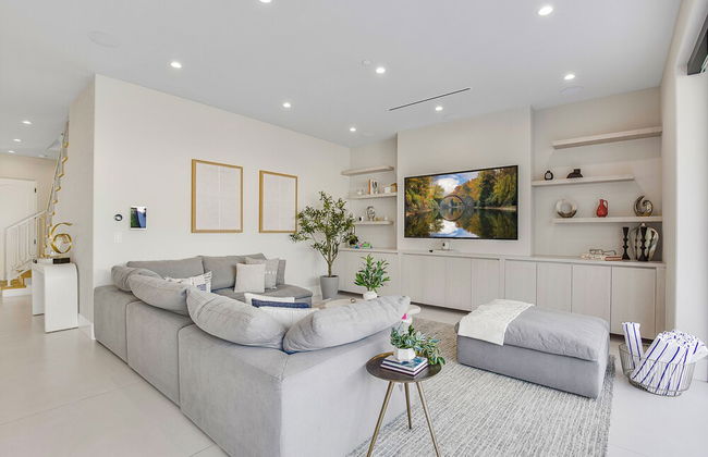 Villa Camellia - Charming 5 BR Home in the Heart of Studio City - Photo 27