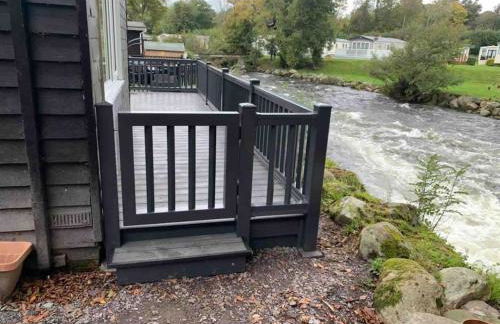 Stunning 3 Bed Riverside Cabin in Snowdonia - Photo 52