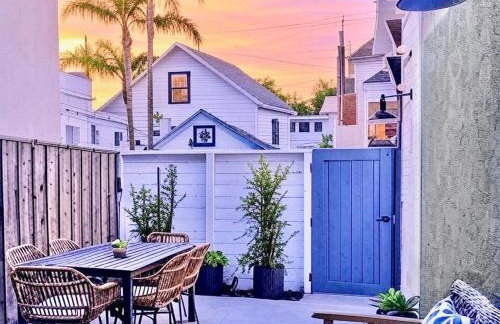 2026 Award Winner, Luxe 2BR, steps to sand & pier, with fire pit, AC and parking - Foto 9