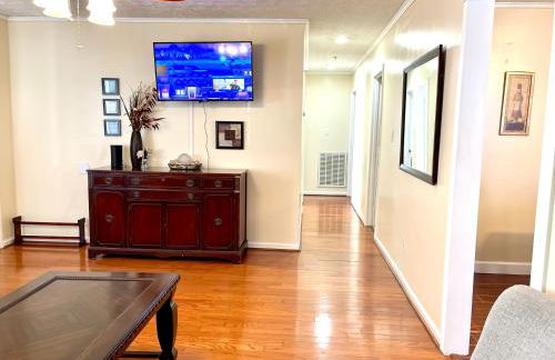 3 Bed 2 Bath House, Quiet & downtown Smart TVs in all rooms, Whole house to yourself - Foto 3