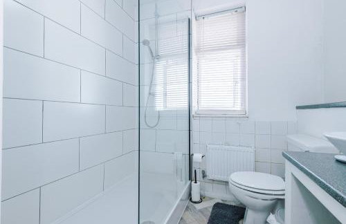 Luxury 3-Bedroom Apartment with 75-Inch TV, Fireplace & Terrace near Manchester Airport - Photo 26