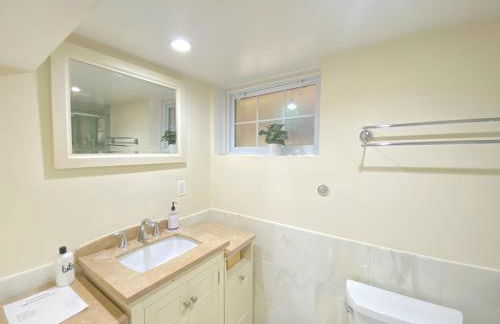 COMFY Basement Home 2 Bdrm1Den 3Queen Beds - Foto 17