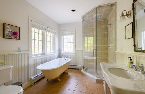 Elegant 7BR Estate with Pool & Hot Tub in Berkshires - Foto 65