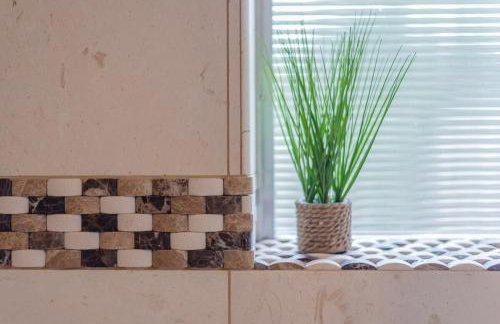 Serene POOL & Firepit in Stunning Home By Airport - Foto 62