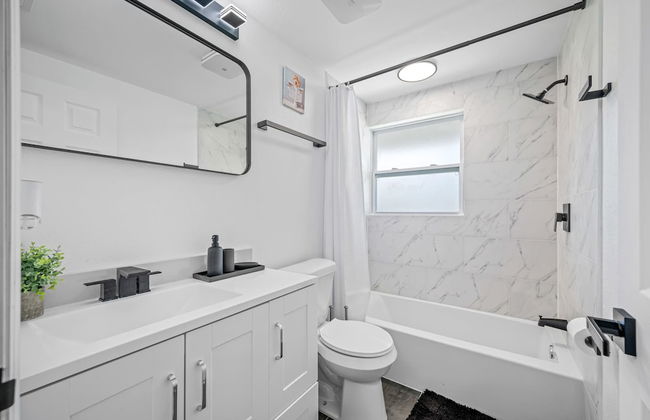 Paradise Haven- Amazing 4BR Oasis With Pool - Foto 20