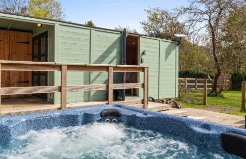 Shepherds Hut with Hot Tub - Foto 11