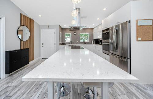 NEW! Palm Harbor Hideaway - Beautiful, Spacious 4BR Home with Amazing Pool - Foto 9