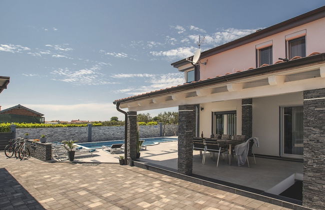 Modern Villa With Private Pool Consisting of 2 Apartments Near the Beach - Photo 30