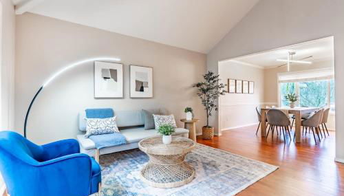 Spacious & Serene 6-Br Family Retreat in Kirkland - Photo 2