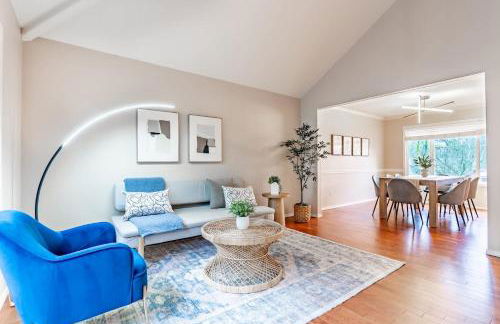 Spacious & Serene 6-Br Family Retreat in Kirkland - Photo 2