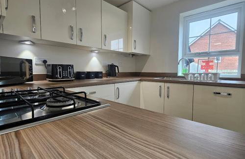 Modern Comfy 3 Bed Home - Free 2 space driveway - Free road parking - Free Netflix - Foto 42